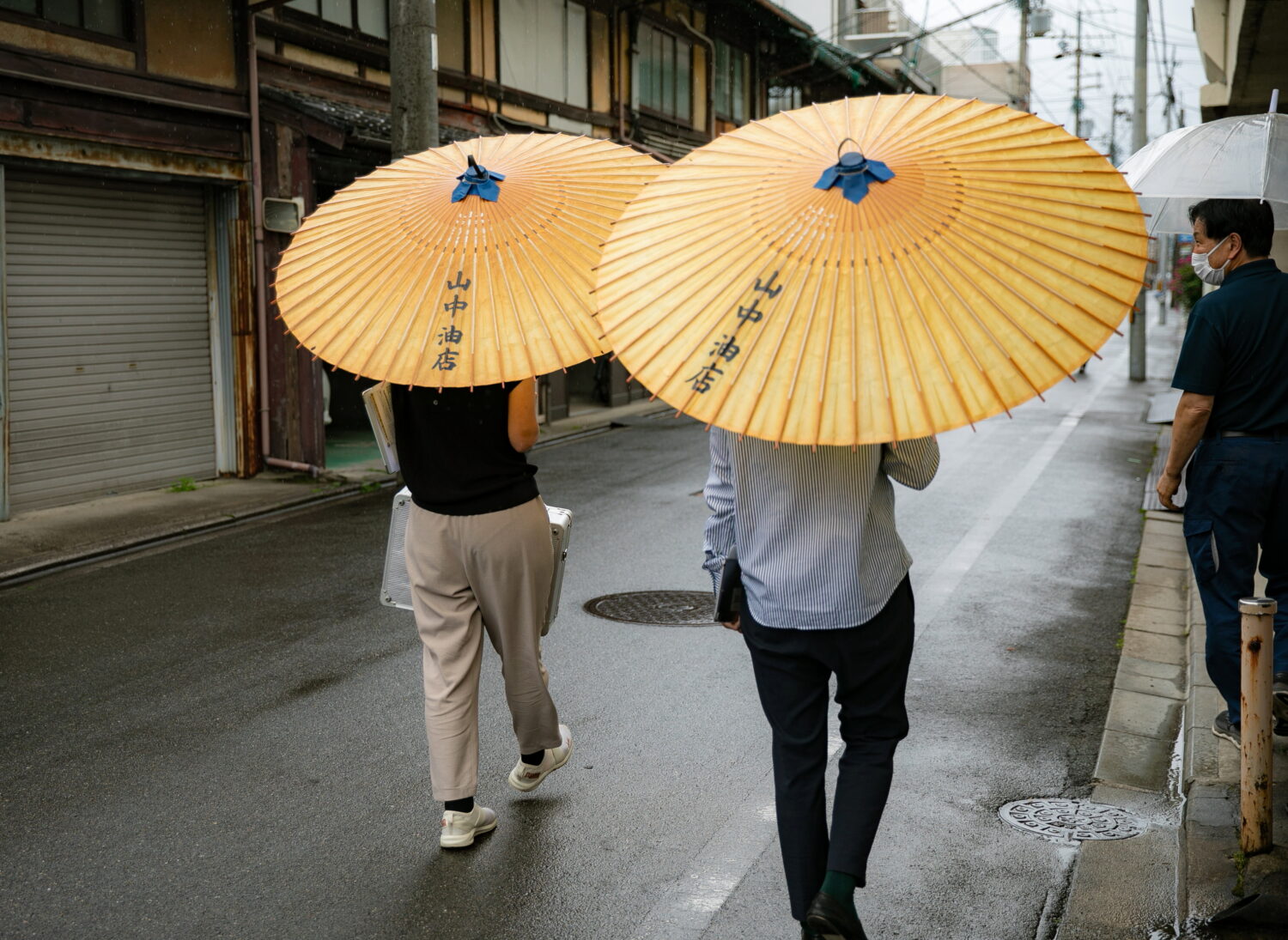 素敵な和傘を貸していただきました。もちろん油でコーティングされています。