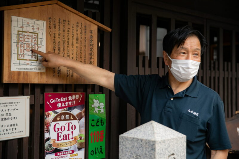 平安時代、天皇の居所であった内裏の中。その中心的存在である紫宸殿の東北に位置し、舞いや宴が行なわれていた殿舎が「綾綺殿」であり、カフェはまさにその場所にあたります。