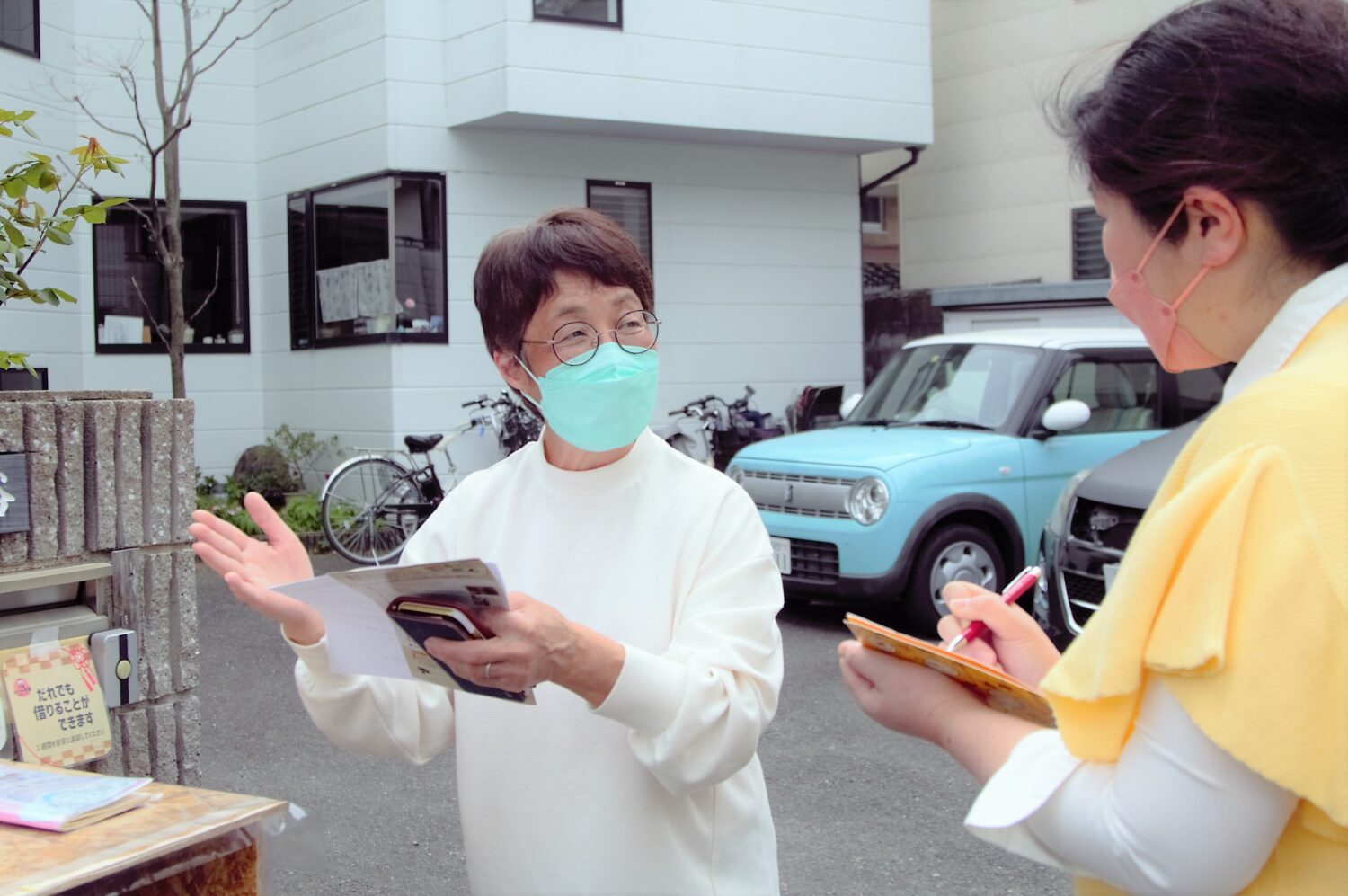 正親まちの本箱プロジェクト代表の岩谷礼子さん(左)とレポーター(右)