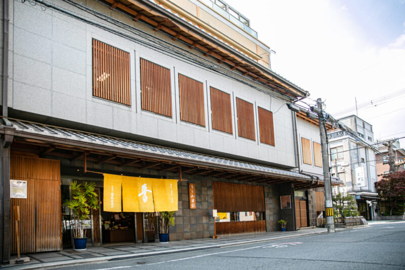 江戸・享保年間に薬種業を始め、1772年山田松香木店を創業。趣のある京都本店外観。