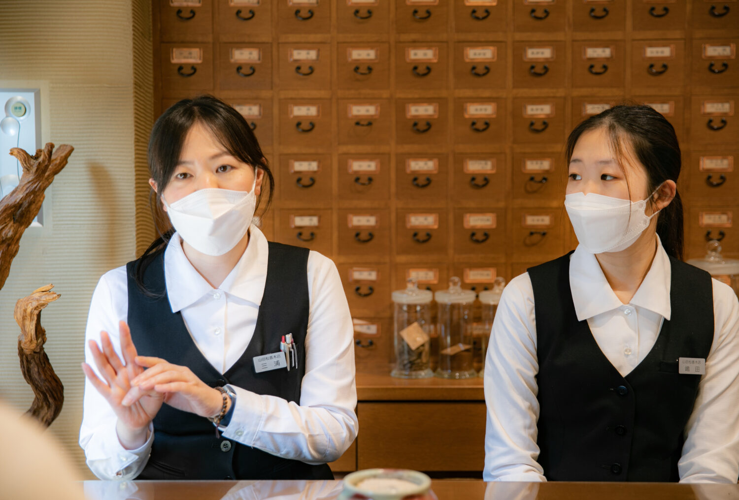 丁寧にご対応くださる山田松香木店　三浦さん（左） 嶋田さん（右）