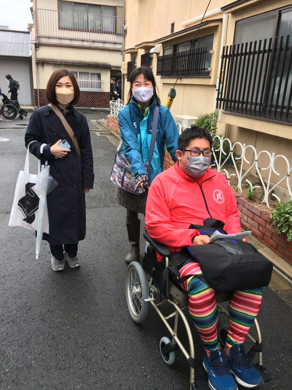 亀村佳都<br />
(写真後列右)<br />
京都市まちづくりアドバイザー