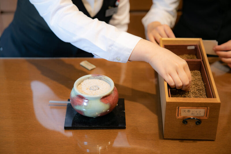 香炉の中には灰があり、小さな炭の上に香木を少量のせます。