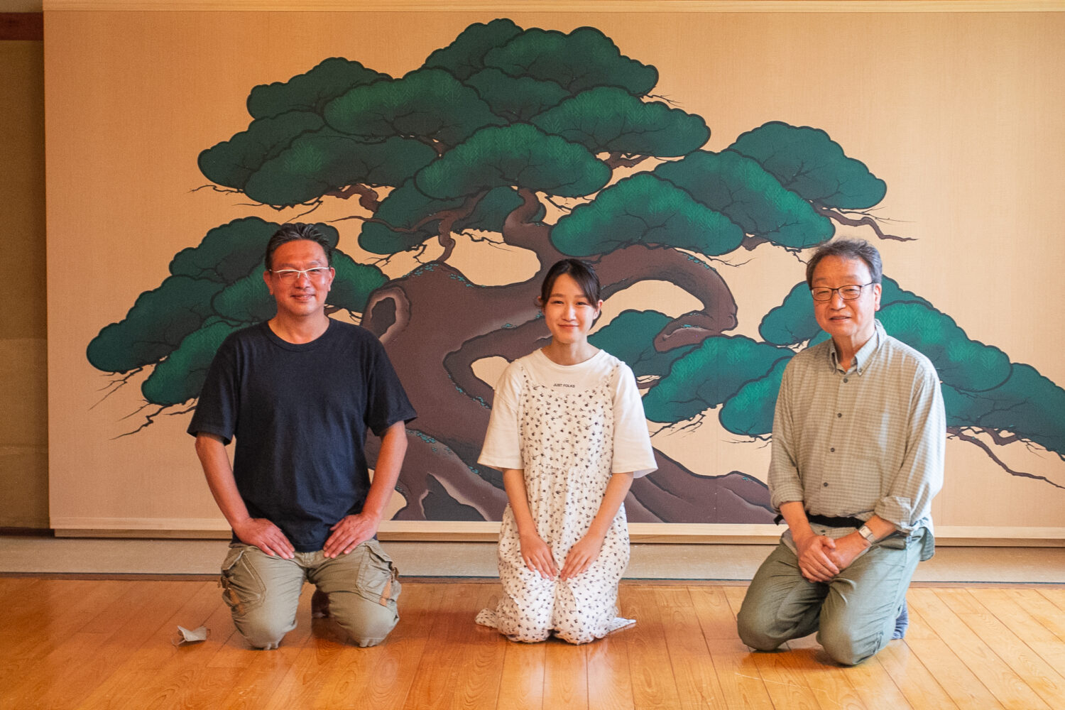 左)事務長 嶋秀人さん 中)レポーター 矢野実咲 右)顧問 戸田義雄さん