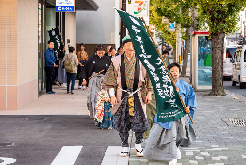 千本通をお囃子と共に練り歩きました。