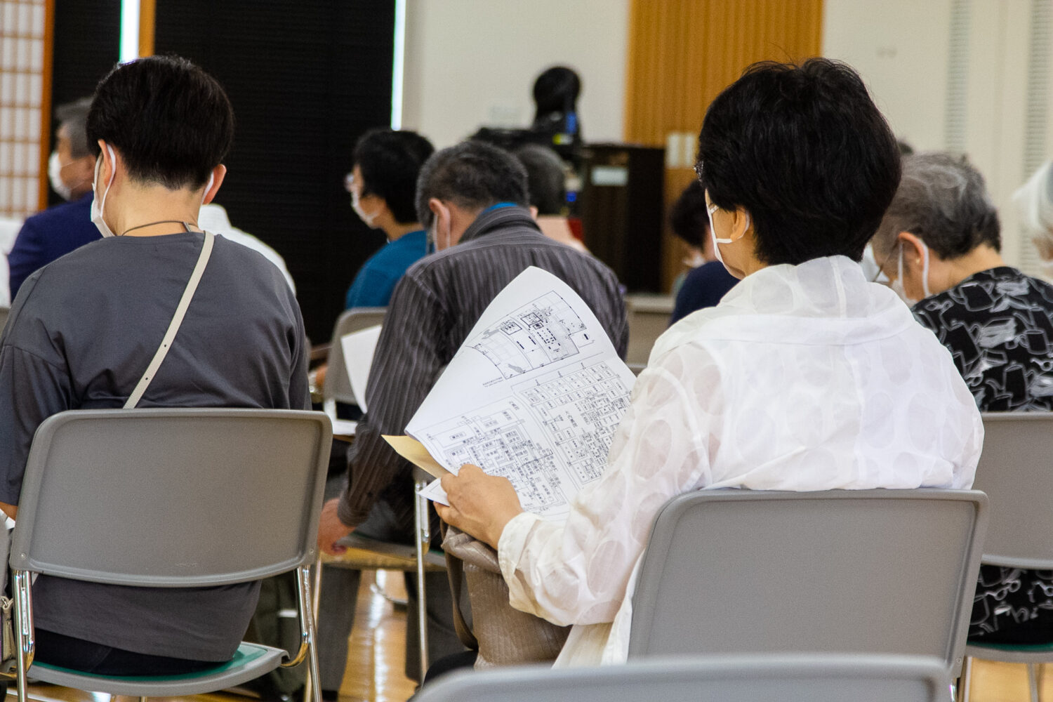 参加者は熱心に聞き入っていました。