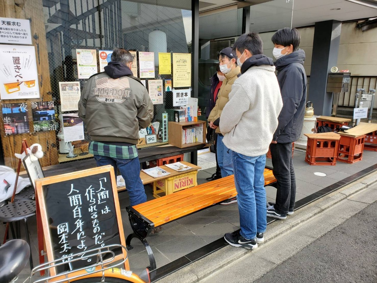 焼けた木材をベンチに再生〜炎のベンチ〜通りかかったら、座ってみてください