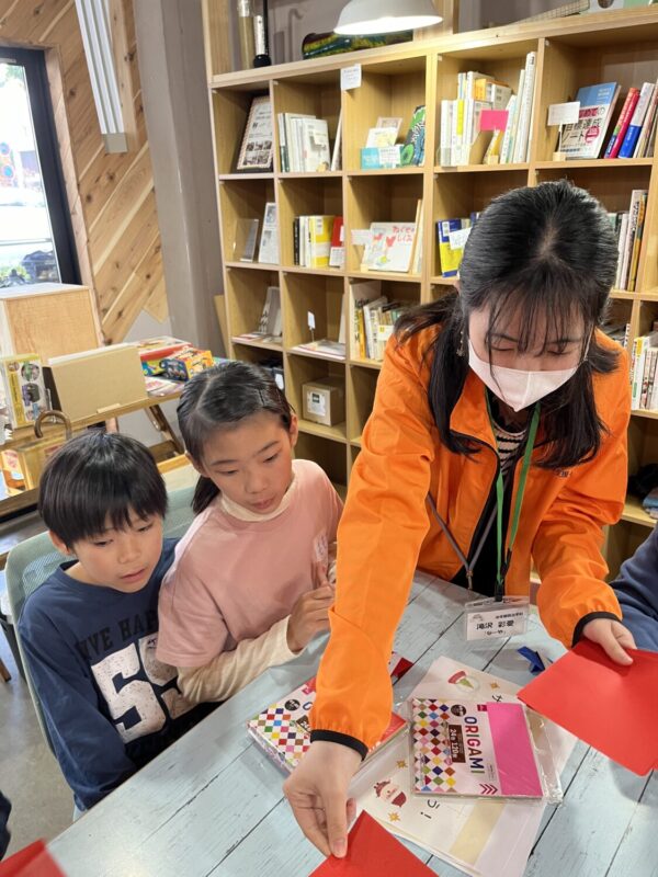 サンタクロースの作り方を教わる子どもたち