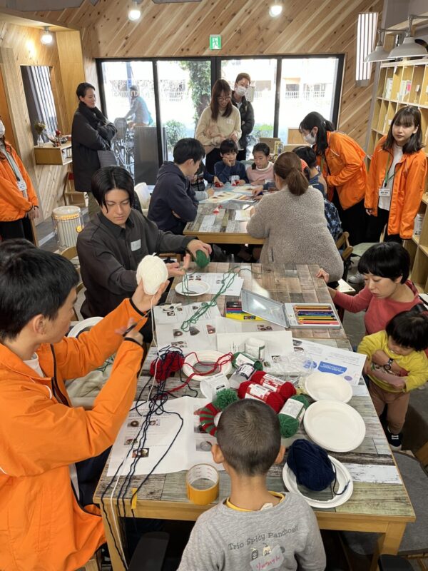 クリスマスリースを作る様子