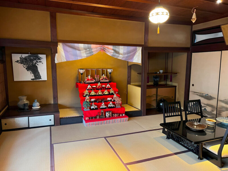 カフェの店内に飾られたお雛さま