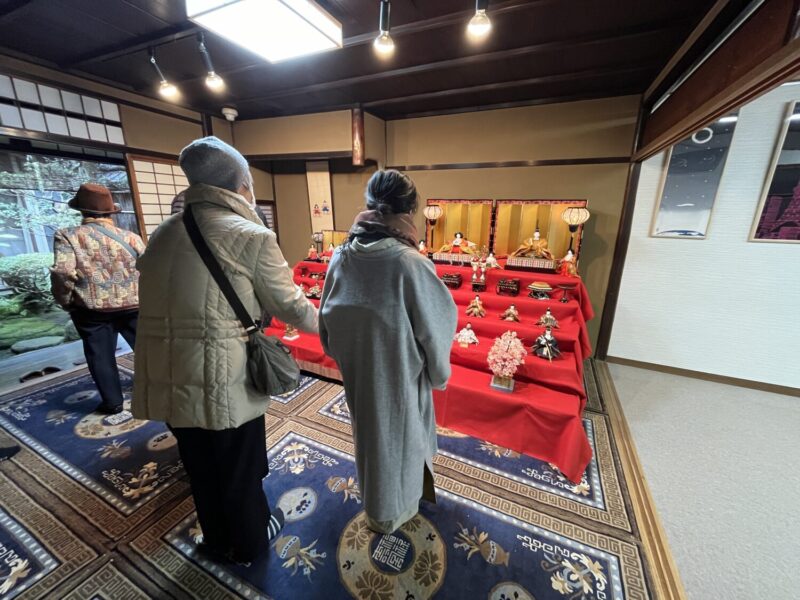 千両ヶ辻ひな祭りを楽しむ来場者