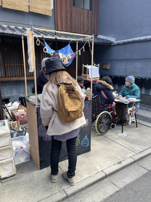 温かそうな毛糸の編み物ブース
