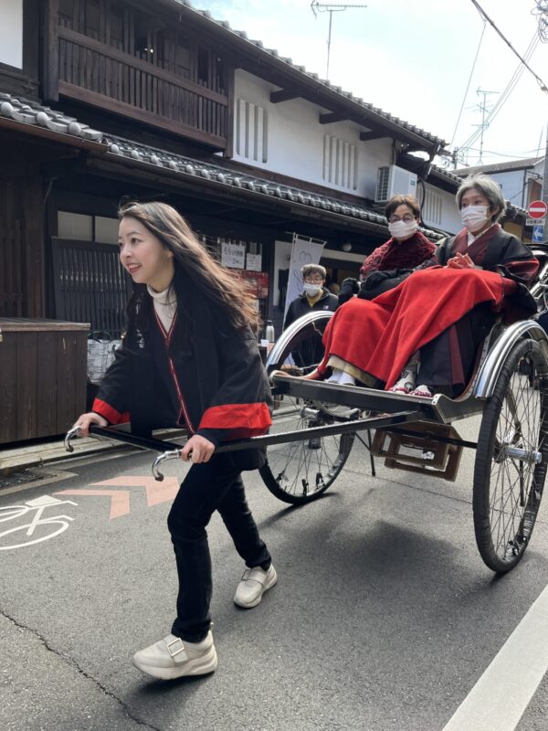 人力車が通りを颯爽と駆け抜けていました