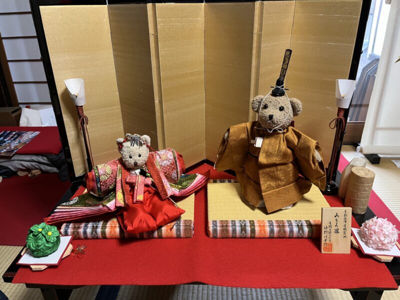 京都観光おもてなし大使として活躍する猫のぬいぐるみのミモロちゃんと熊のハンス君