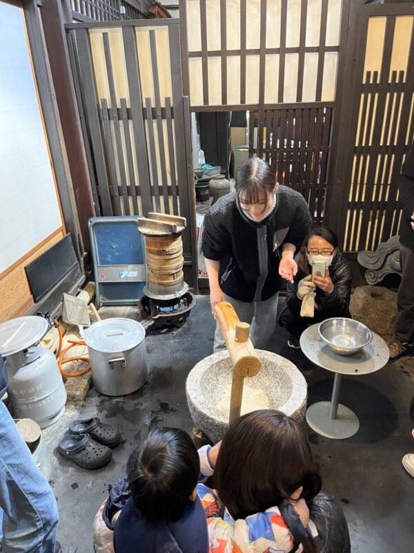 子どもたちに人気の餅つき体験