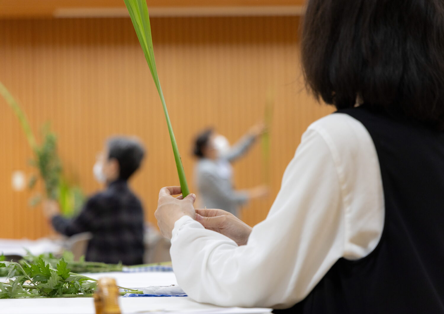 丁寧に制作を進める参加者