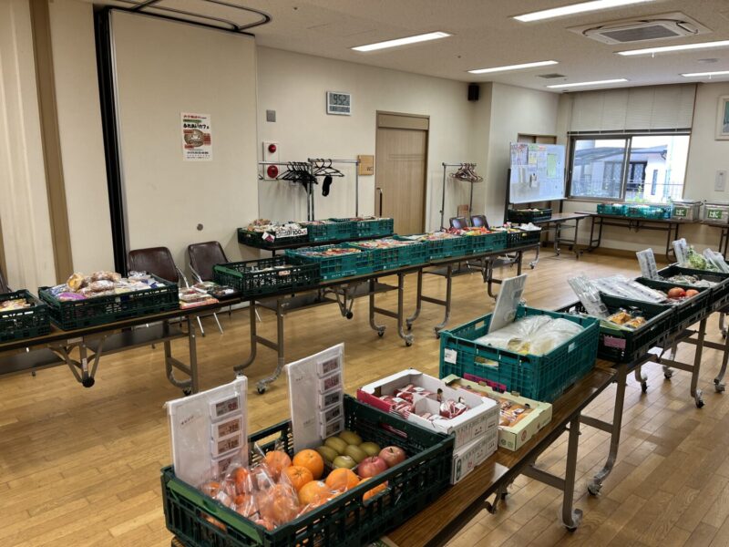 生鮮食品から惣菜、お弁当、お菓子まで様々な品物が並びます