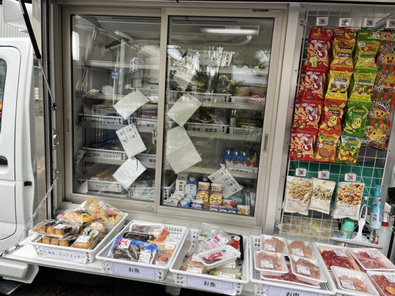 生鮮食品から惣菜、お弁当、お菓子まで様々な品物が並びます