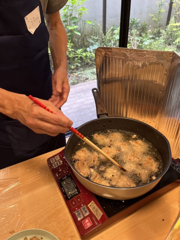 熱々のからあげを振る舞います