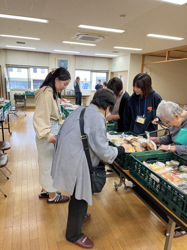買い物に付き添う大学生