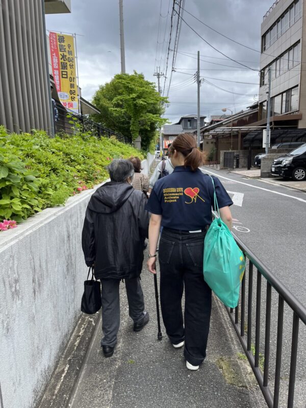 荷物を運んで交流を