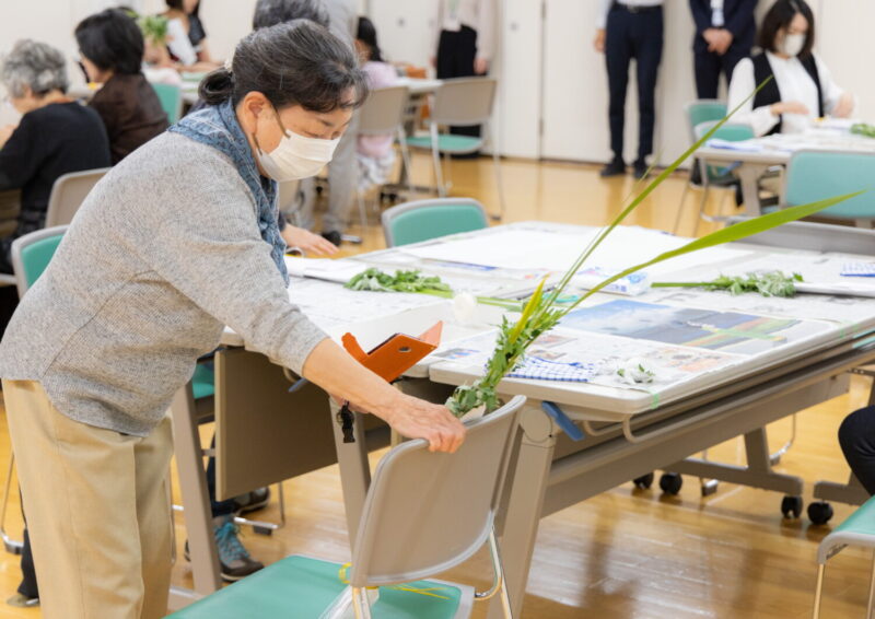 完成後は記念撮影する参加者。