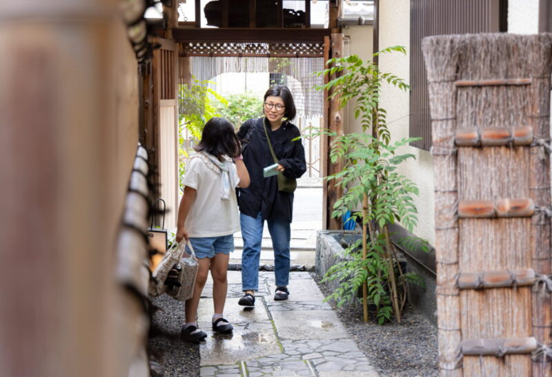 どきどきしながら玄関までのアプローチを進み、受付をします。
