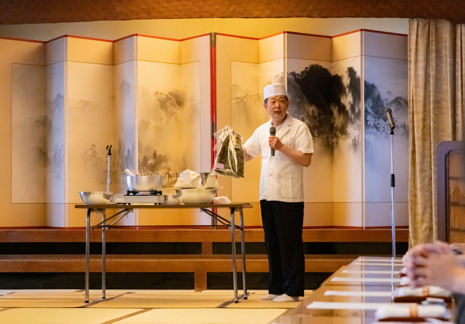 出汁の説明をする新造さん。