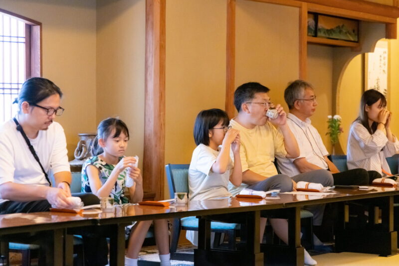 試飲する参加者