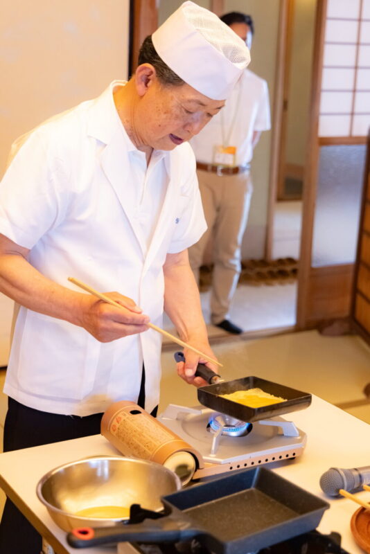 教室用にカセットコンロと家庭用のフライパンで実演してくださいました