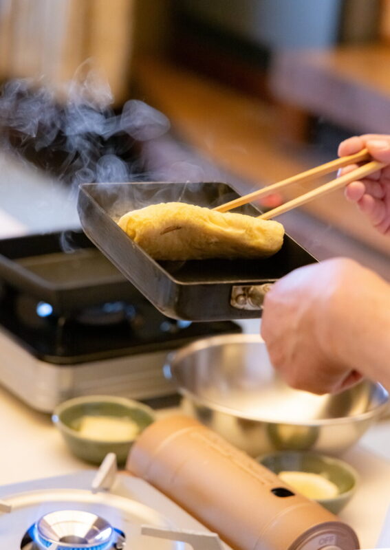 教室用にカセットコンロと家庭用のフライパンで実演してくださいました
