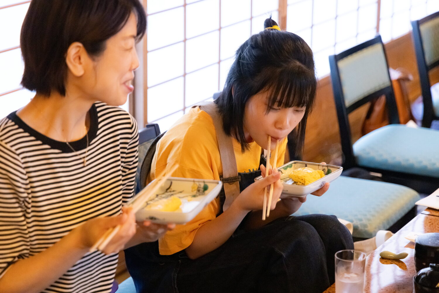 自分で作っただし巻き卵をほおばる参加者