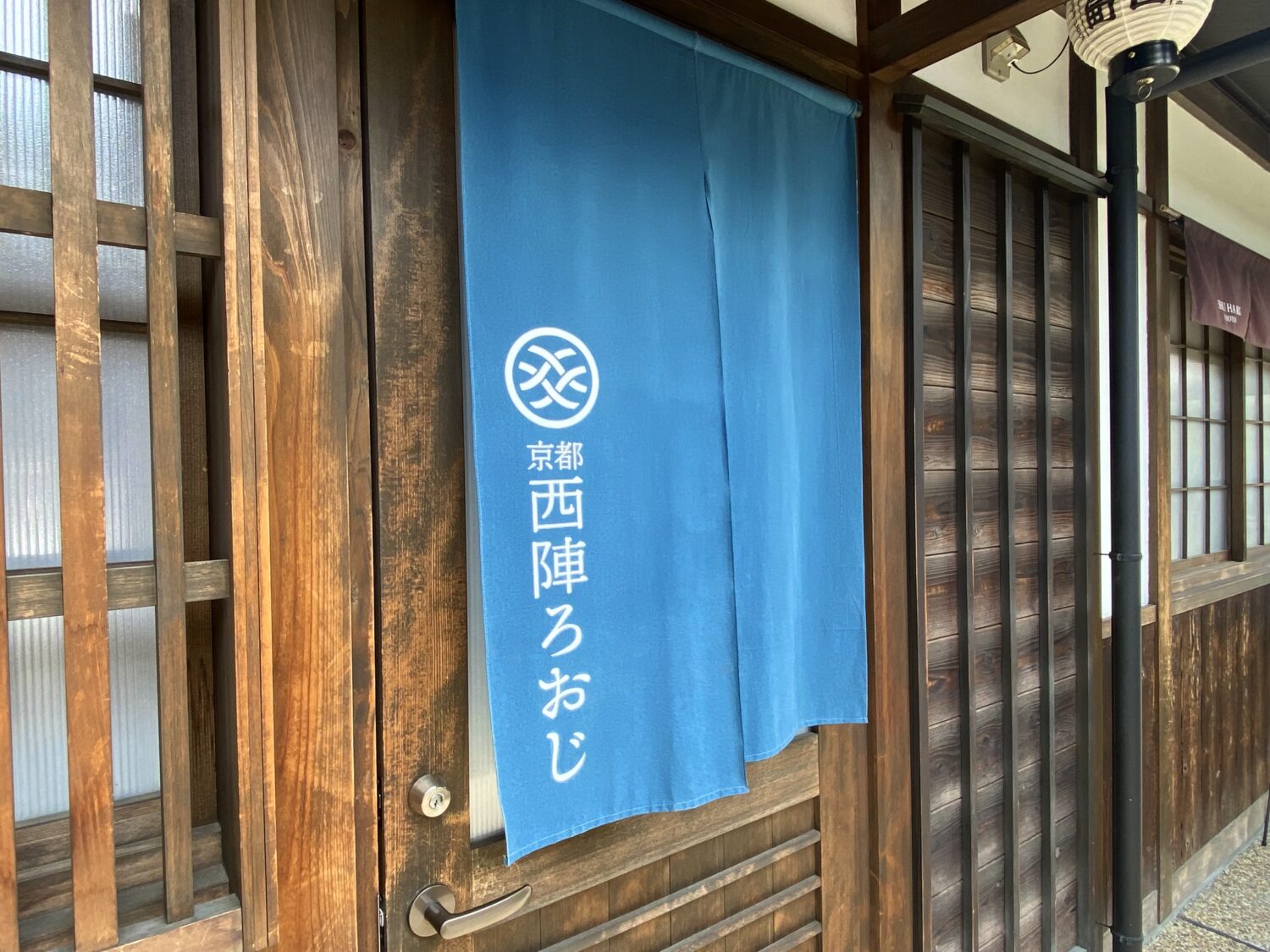 風情のある暖簾がかかります。