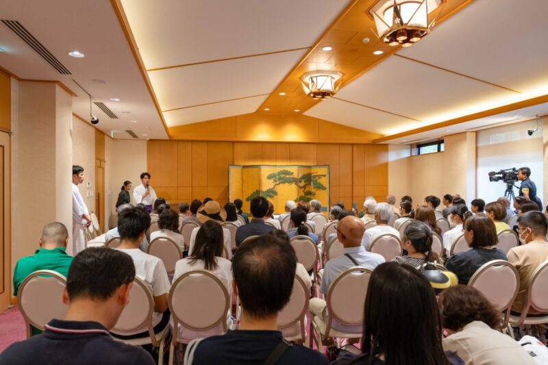 満員の会場。新聞、テレビの取材もありました。