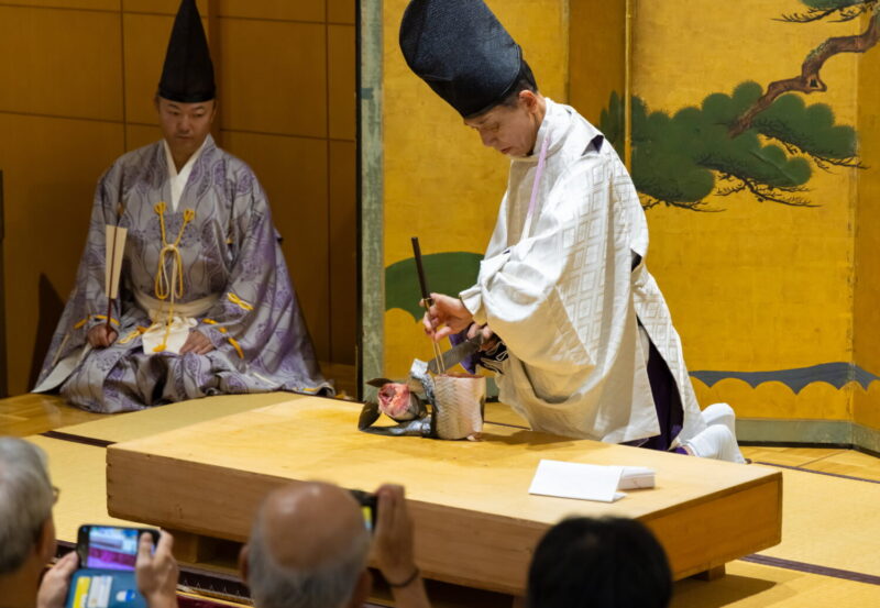 時折、会場に庖丁の音が響きます