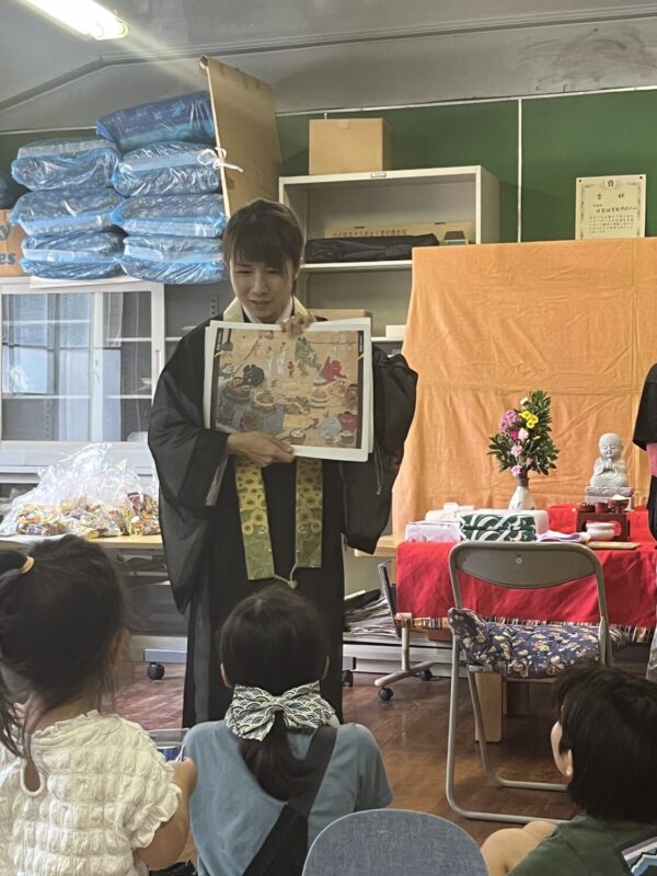 話に聞き入る子どもたち