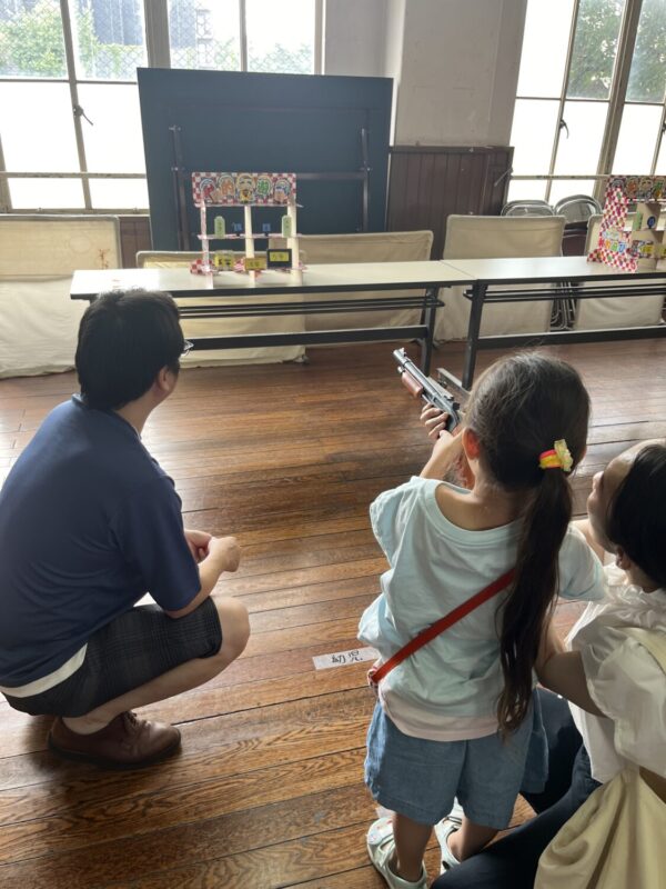 お母さんと一緒に射的に挑戦