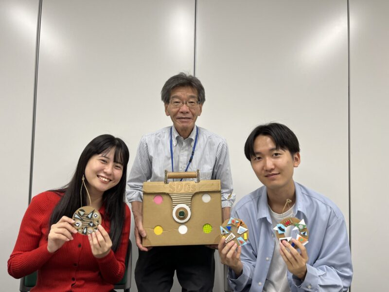増馬さん(中央)とレポーター