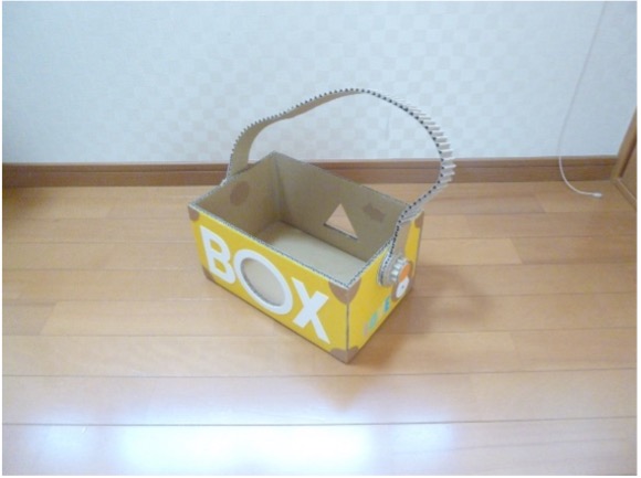 コンビニ弁当のフタなど様々な廃材を使って作ったカバン