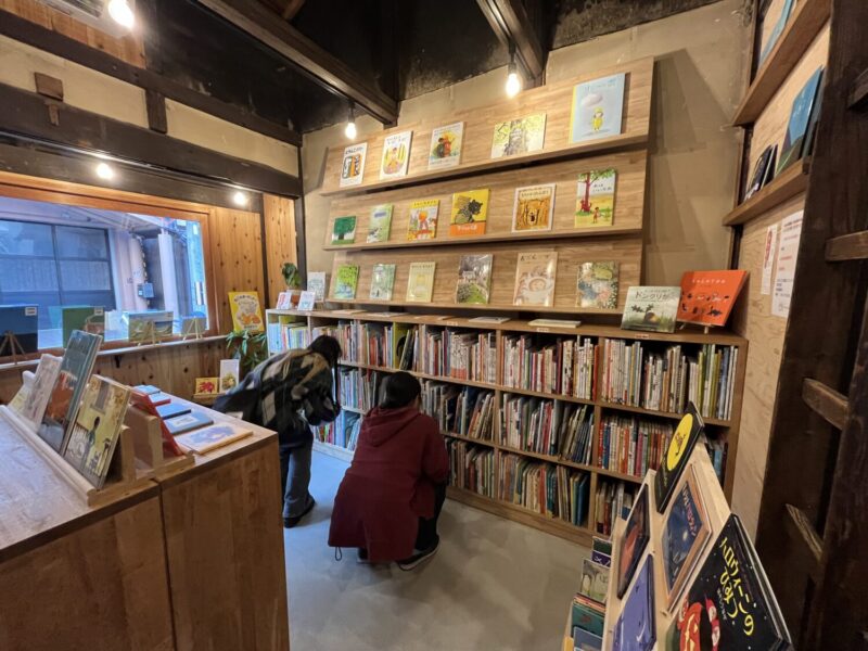 絵本を用いて子育てを楽しく楽にするコツを学べるお話会や絵本の読み聞かせも行われています。