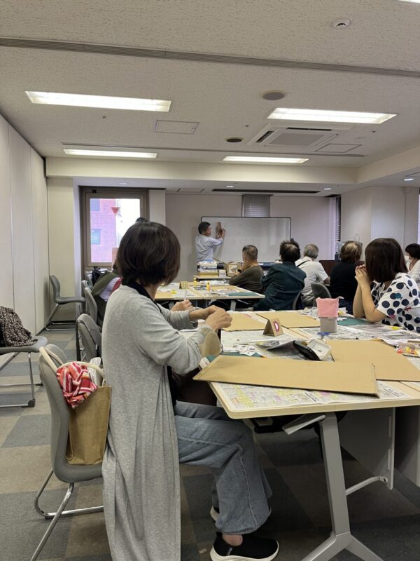 京都SKYセンターで開かれた段ボール工作教室の様子
