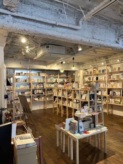 棚ごとに、棚主が選んだ書籍が並んでいます。