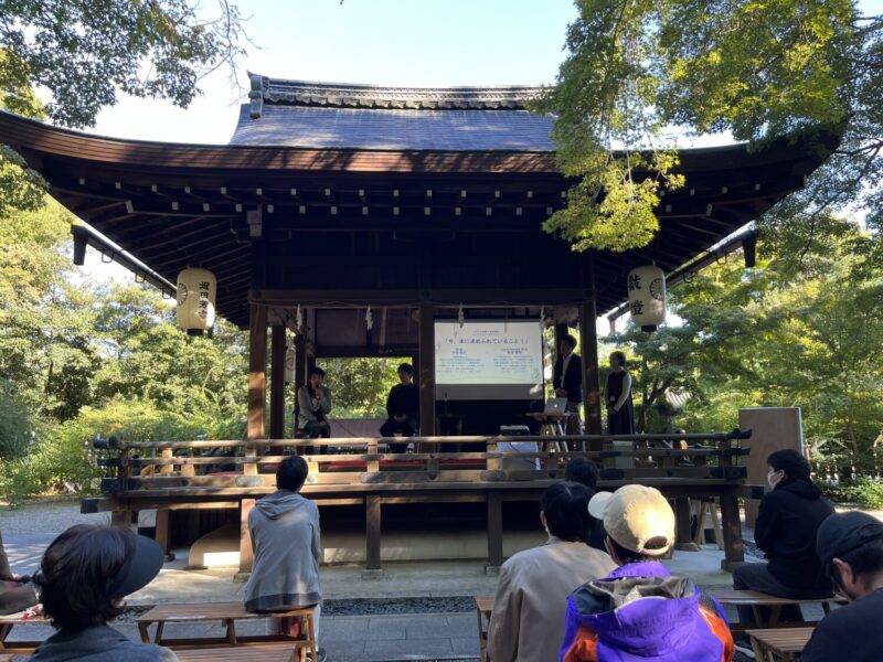 授賞式前に「今、本に求められていること!」をテーマにした審査員によるトークショーが繰り広げられました。
