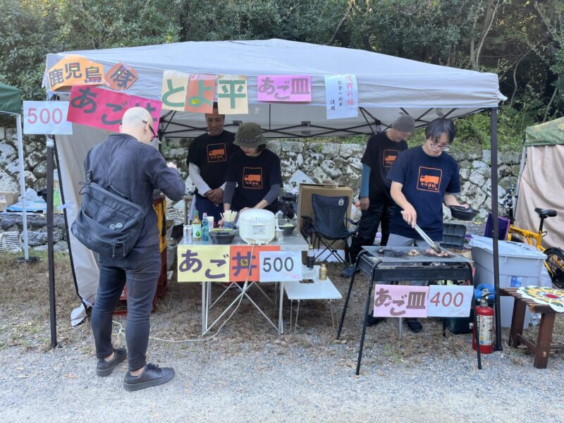 カレーや丼、タピオカドリンク、クレープなどの食事やスイーツが楽しめました。