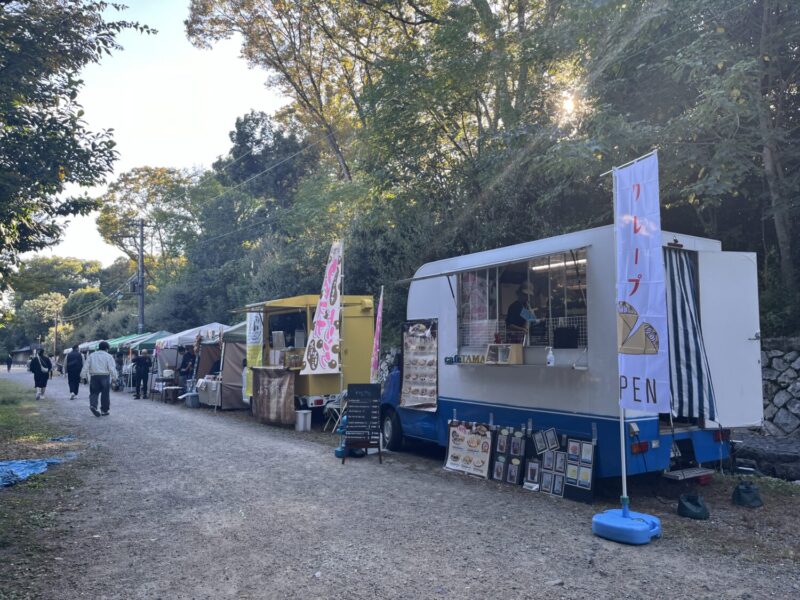 カレーや丼、タピオカドリンク、クレープなどの食事やスイーツが楽しめました。