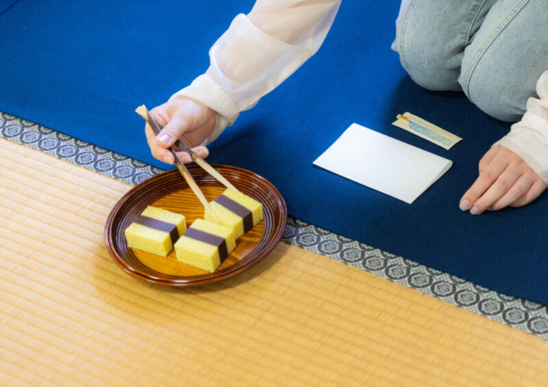 「お先に」とお隣にご挨拶して、お菓子をとりわけます