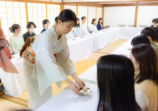 順番にお菓子が配られます