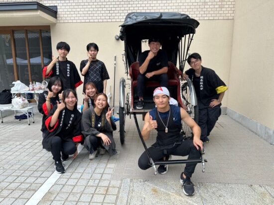 和装の似合う西陣伝統文化祭「千両ヶ辻」にて人力車を曳いています