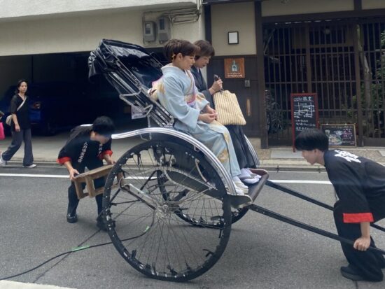 和装の似合う西陣伝統文化祭「千両ヶ辻」にて人力車を曳いています