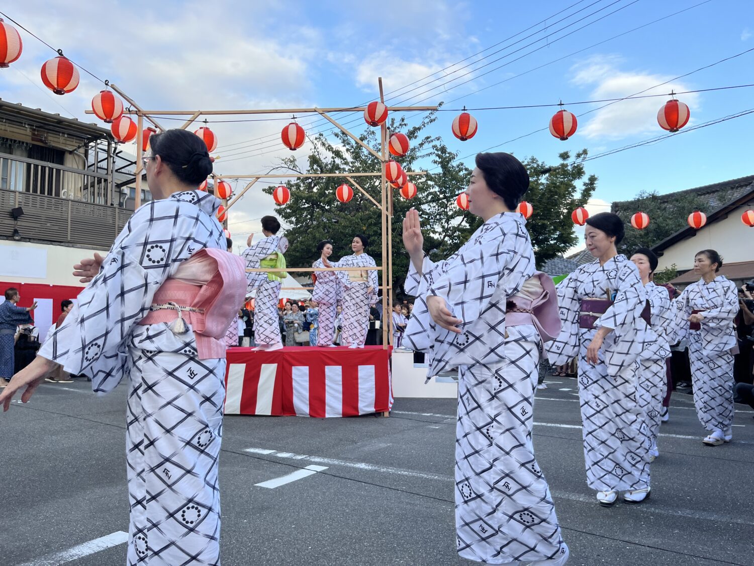地域住民も芸舞妓さんも観光客もみんな一緒に！上七軒の「盆踊り」